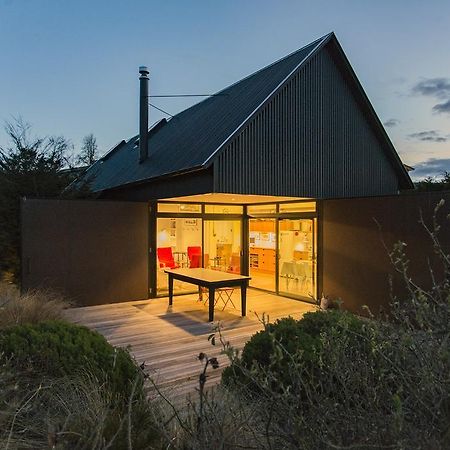 The Black House With Stunning Outdoor Bath Lake Tekapo Exterior foto