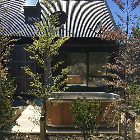 The Black House With Stunning Outdoor Bath Lake Tekapo Exterior foto