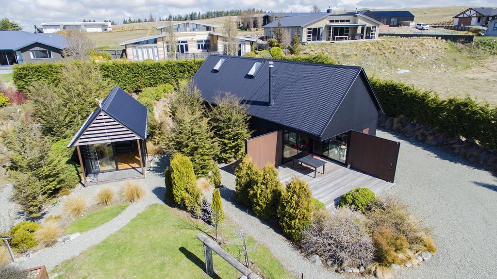 The Black House With Stunning Outdoor Bath Lake Tekapo Exterior foto