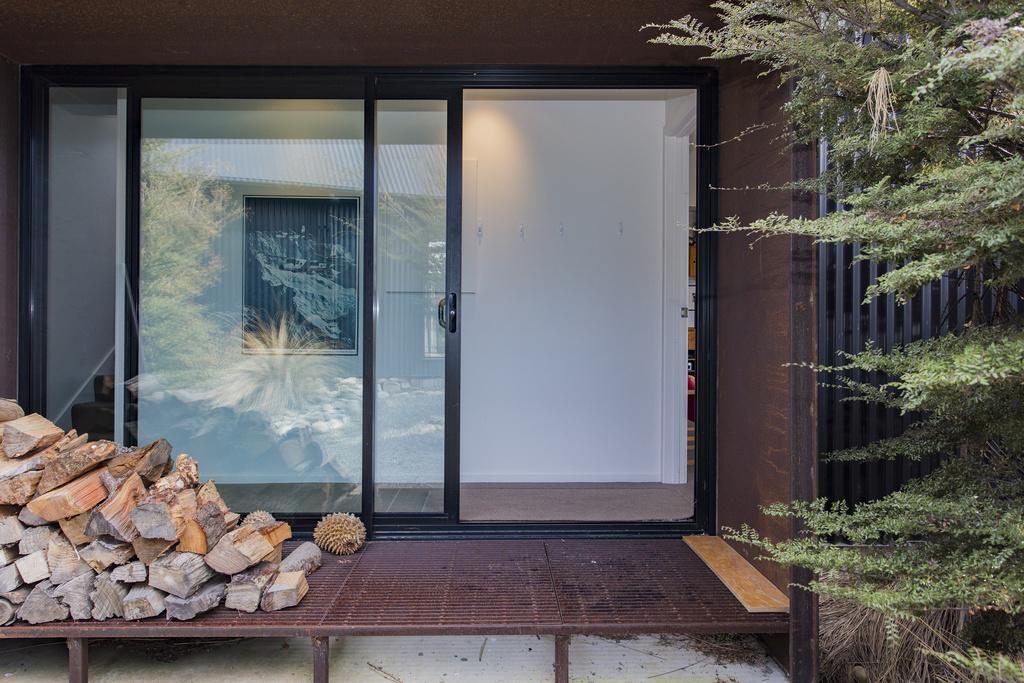 The Black House With Stunning Outdoor Bath Lake Tekapo Exterior foto